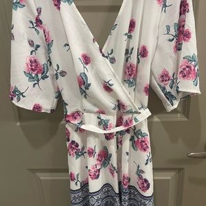 Francesca’s floral romper size XL never worn with tags